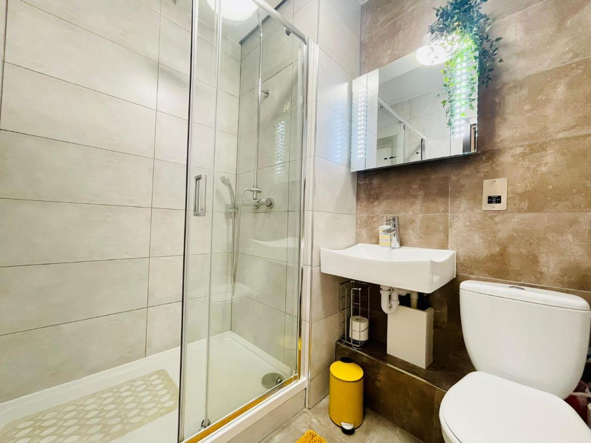 Park Street Apartment Luton By Hostaguest מראה חיצוני תמונה